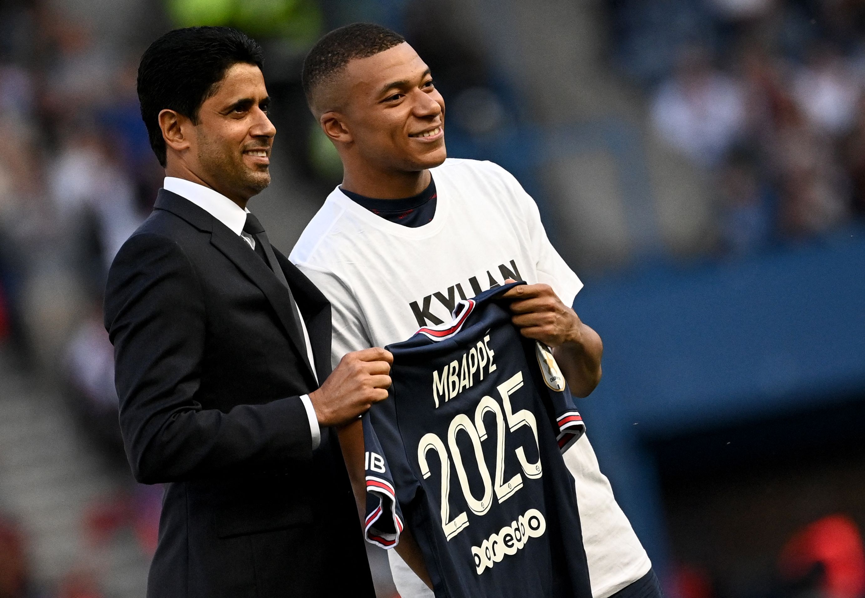 El francés Kylian Mbappé posa con el presidente del PSG. Foto Prensa Libre (AFP)
