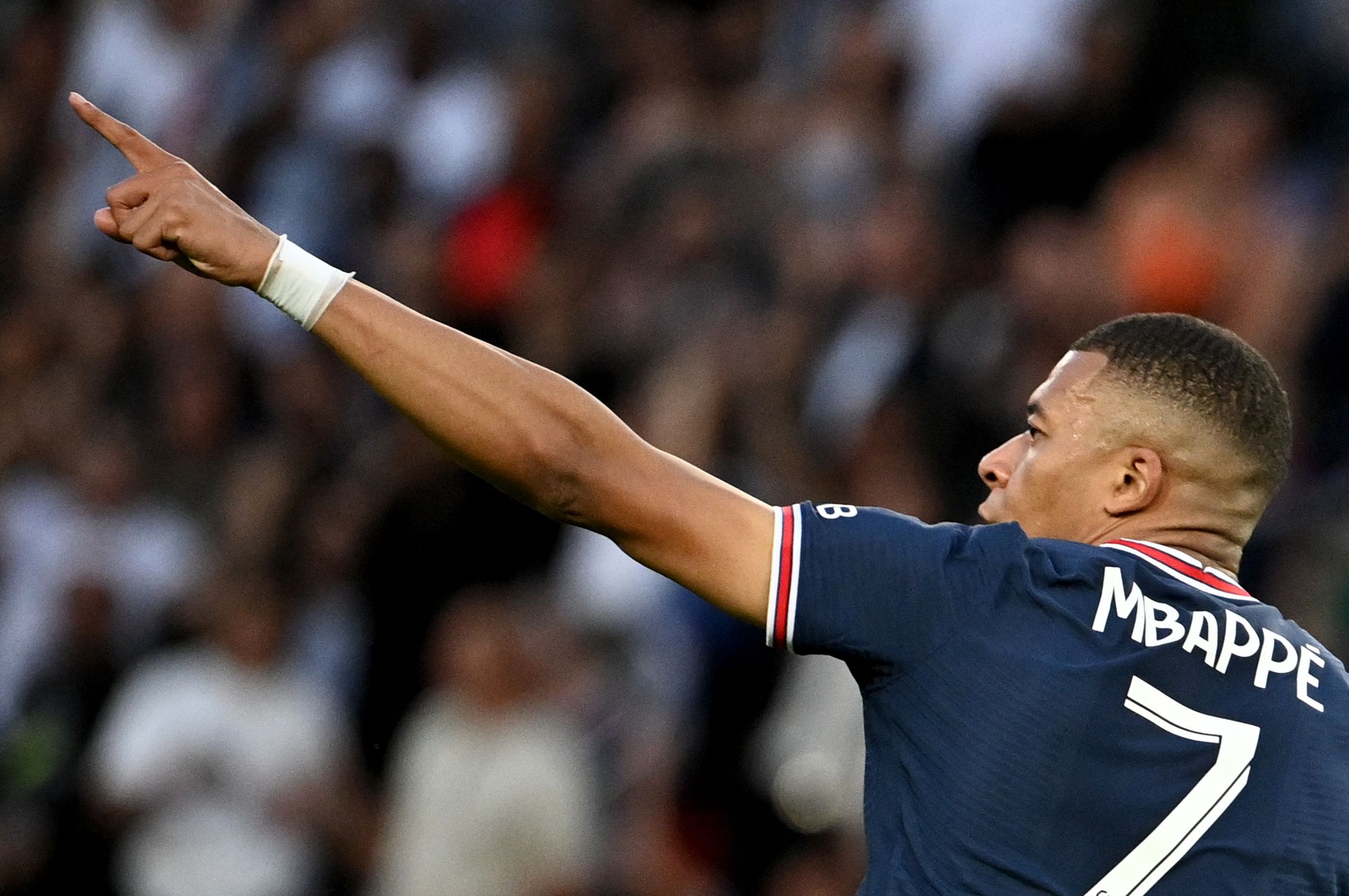 Mbappé celebró con un hat-trick su renovación con el conjunto de París. Foto Prensa Libre (AFP)