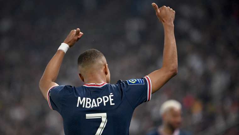 El delantero francés renovó contrato con el Paris Saint Germain el pasado sábado. Foto Prensa Libre (AFP)