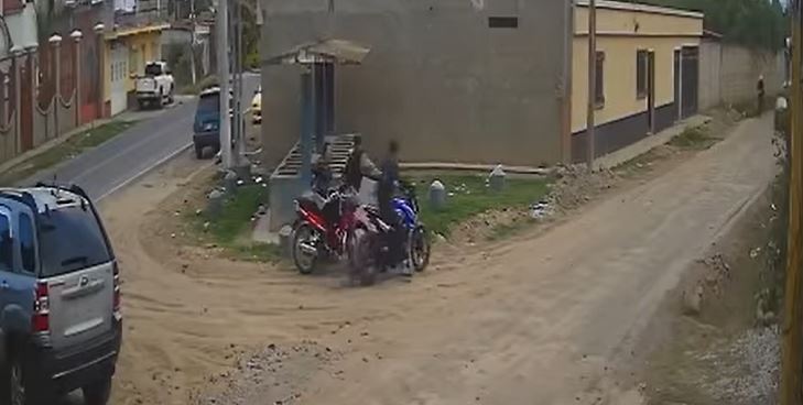 Video: Motorista fue sorprendido por dos delincuentes y así fue víctima de asalto