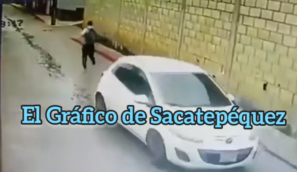 Video: Sujetos asaltan a un hombre y luego lo intentan arrollar con el vehículo en el que delinquían