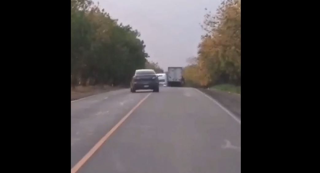 Video: el momento en que un vehículo se cruza a la vía contraria y choca contra un motociclista