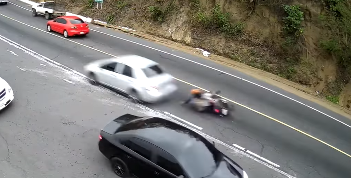 Video: Registran incidente vial entre vehículo y motoristas en Sacatepéquez y un testimonio detalla el estado de los afectados