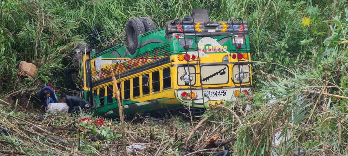 Accidente de autobús deja varios pasajeros con golpes y heridas en vuelta El Chilero, ruta a El Salvador