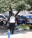 Bomberos Voluntarios llegaron a un parque infantil en el asentamiento Mario Alito de Villa Nueva donde ocurrió un ataque armado. Cuatro hombres murieron baleados y dos más resultaron heridos. Foto CVB. 