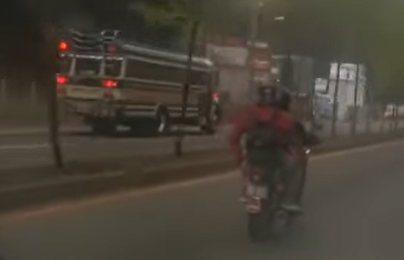Video: el momento en que un bus extraurbano maneja a excesiva velocidad y contra la vía en San Lucas Sacatepéquez