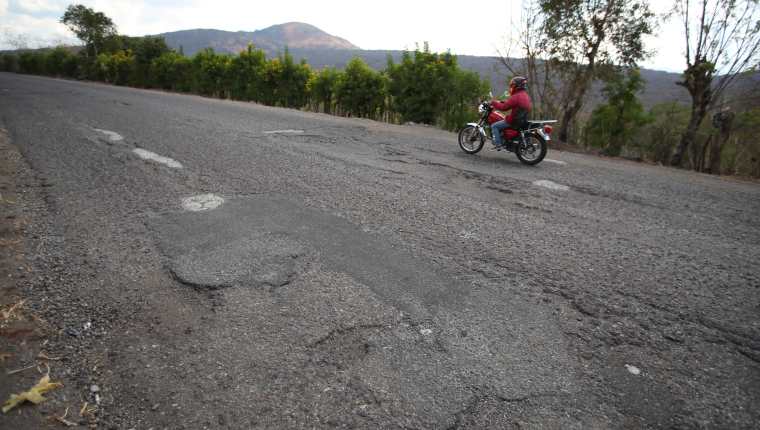 Un tramo de la CA1 oriente entre Asunción Mita, Jutiapa, y la frontera con El Salvador está en pésimas condiciones, sin que ese tramo haya sido incluido en el paquete de los Q3 mil millones. (Foto Prensa Libre: Carlos Hernández Ovalle)