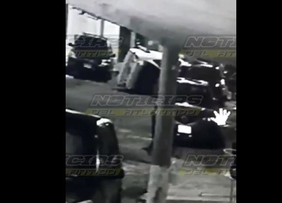 Video: Vehículo avanzó unos metros y así chocó contra otro automotor que estaba estacionado