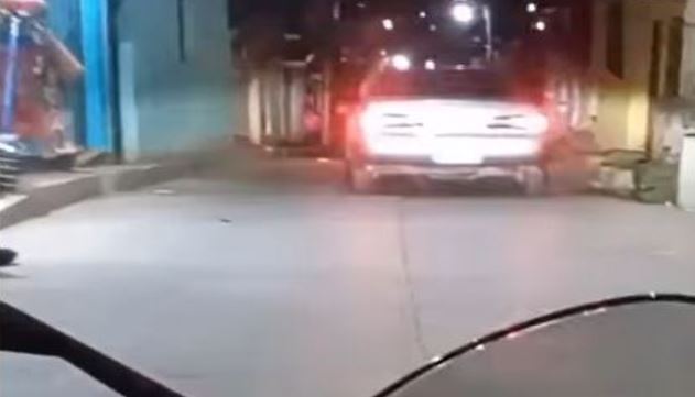 Video: Así fue el fuerte impacto de un automóvil al volcar luego de perder el control