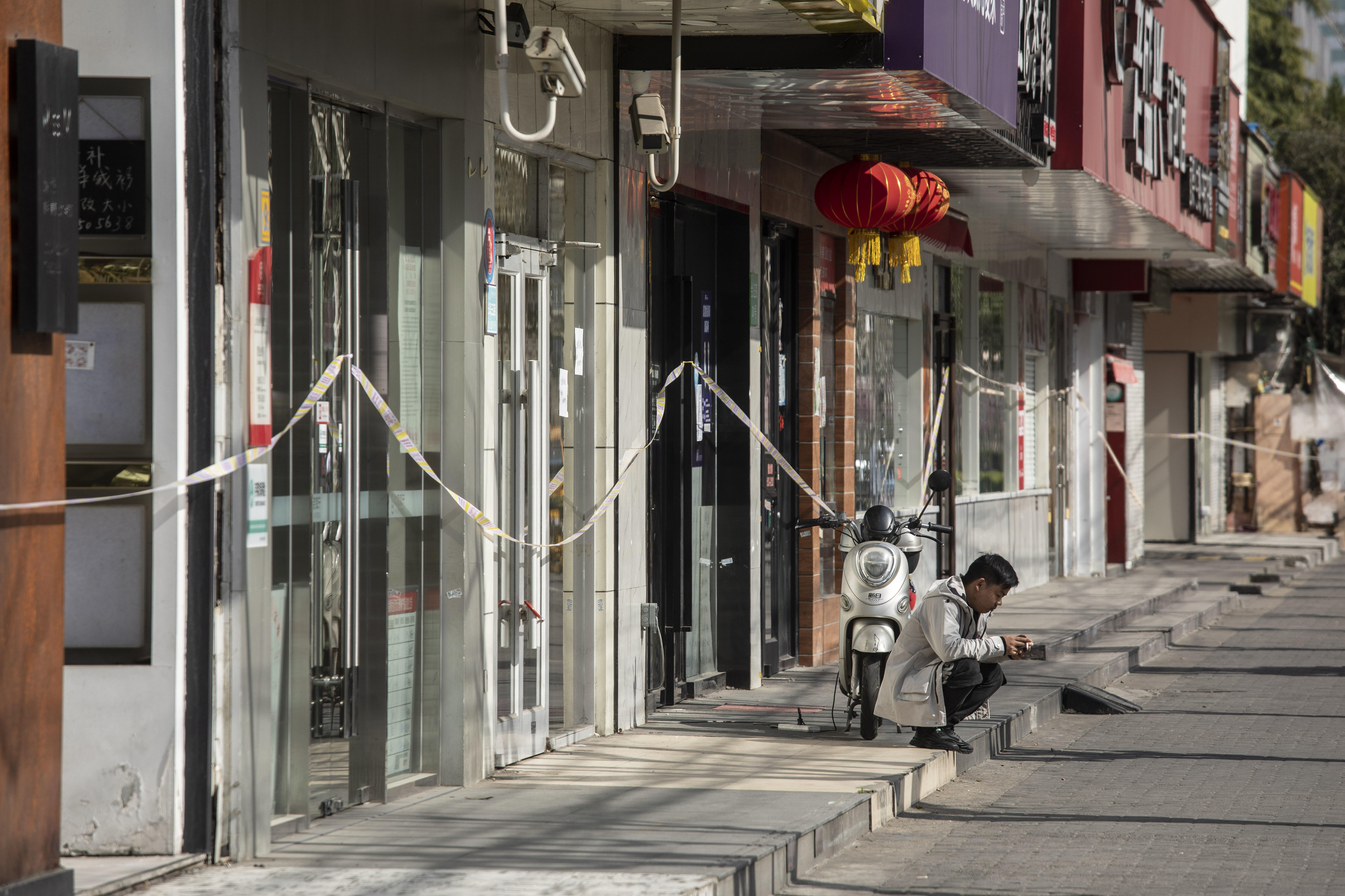 Tiendas cerradas y acordonadas en Shanghai el 15 de marzo de 2022. Es difícil encontrar trabajo. (Foto Prensa Libre: Qilai Shen/The New York Times)