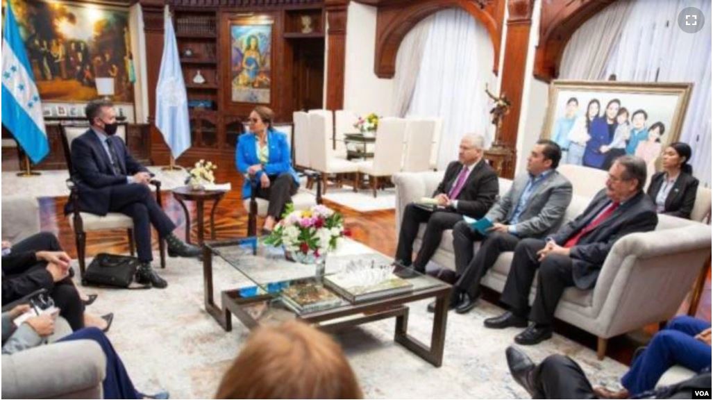 Representantes de la ONU en Honduras junto a funcionarios del gobierno y de otras institucionales para abordar la instalación de la comisión anticorrupción y combate a la impunidad en el país. [Foto: Cortesía del gobierno de Honduras, vía redes sociales]