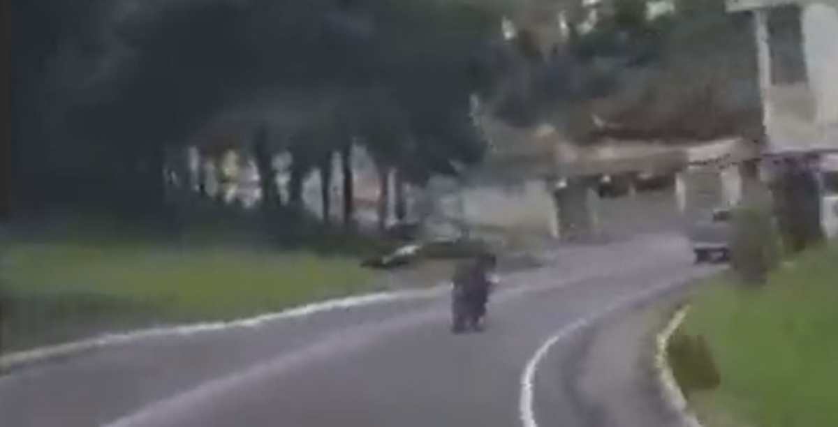 Video: captan el momento en que un motorista choca contra un camión