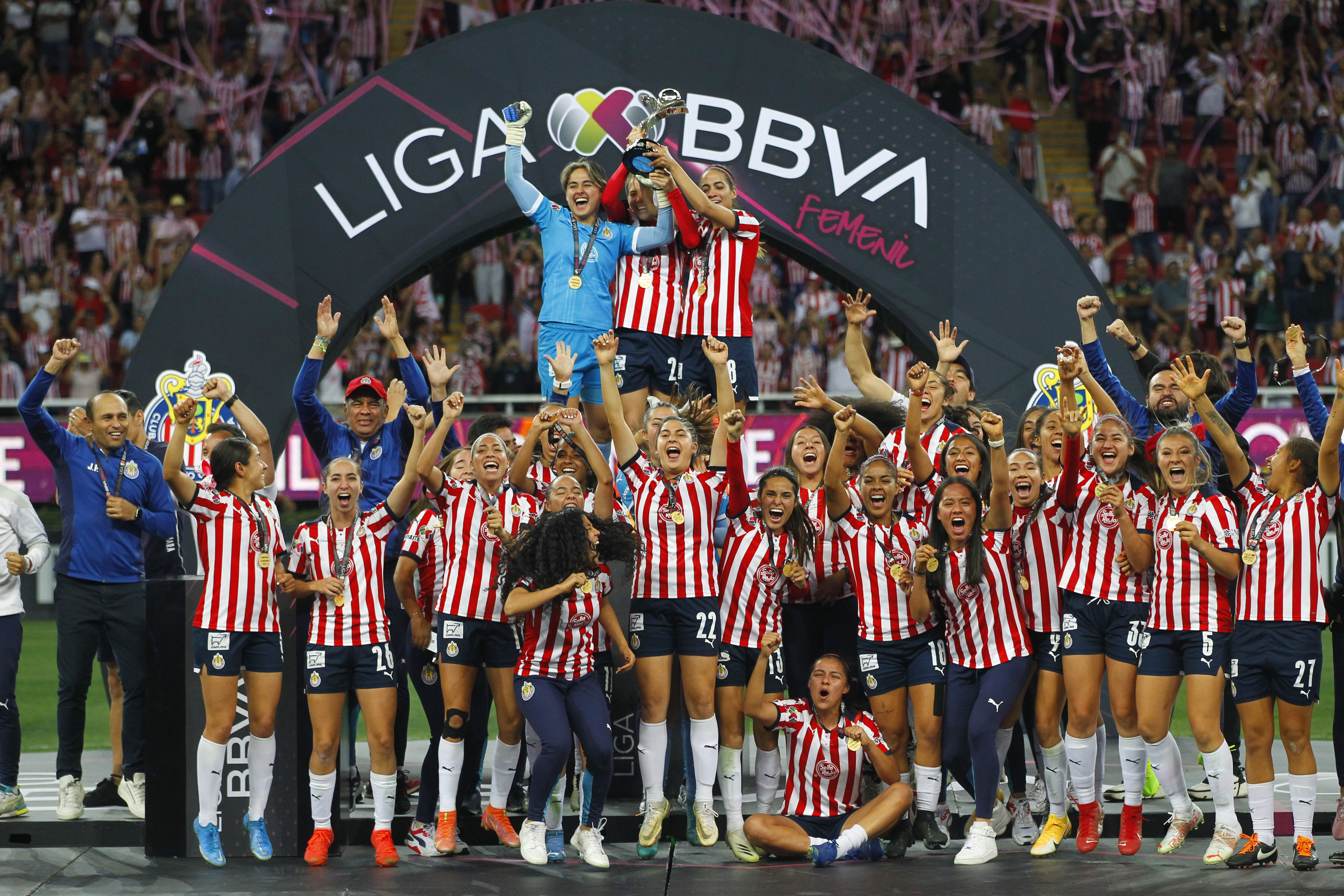 Jugadoras de Chivas celebran la victoria ante Pachuca durante el juego de la final del torneo clausura 2022 de la Liga de futbol mexicano. (Foto Prensa Libre: EFE)