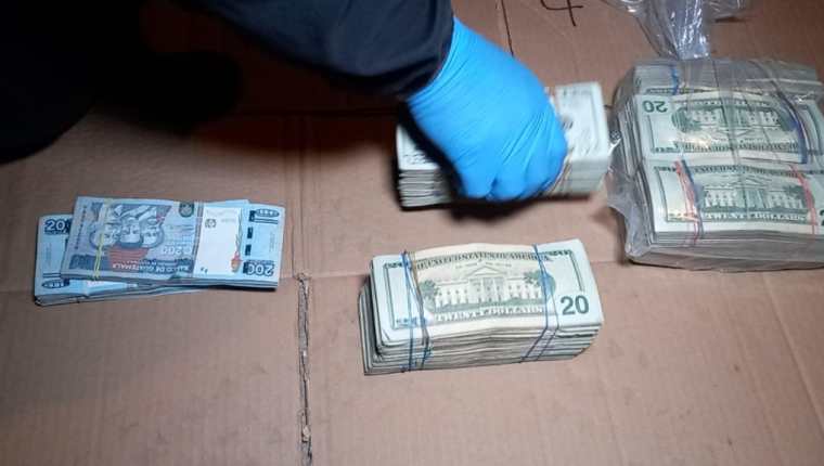 Más de 45 mil dólares y Q30 mil fueron incautados a un hombre. (Foto Prensa Libre: PNC)