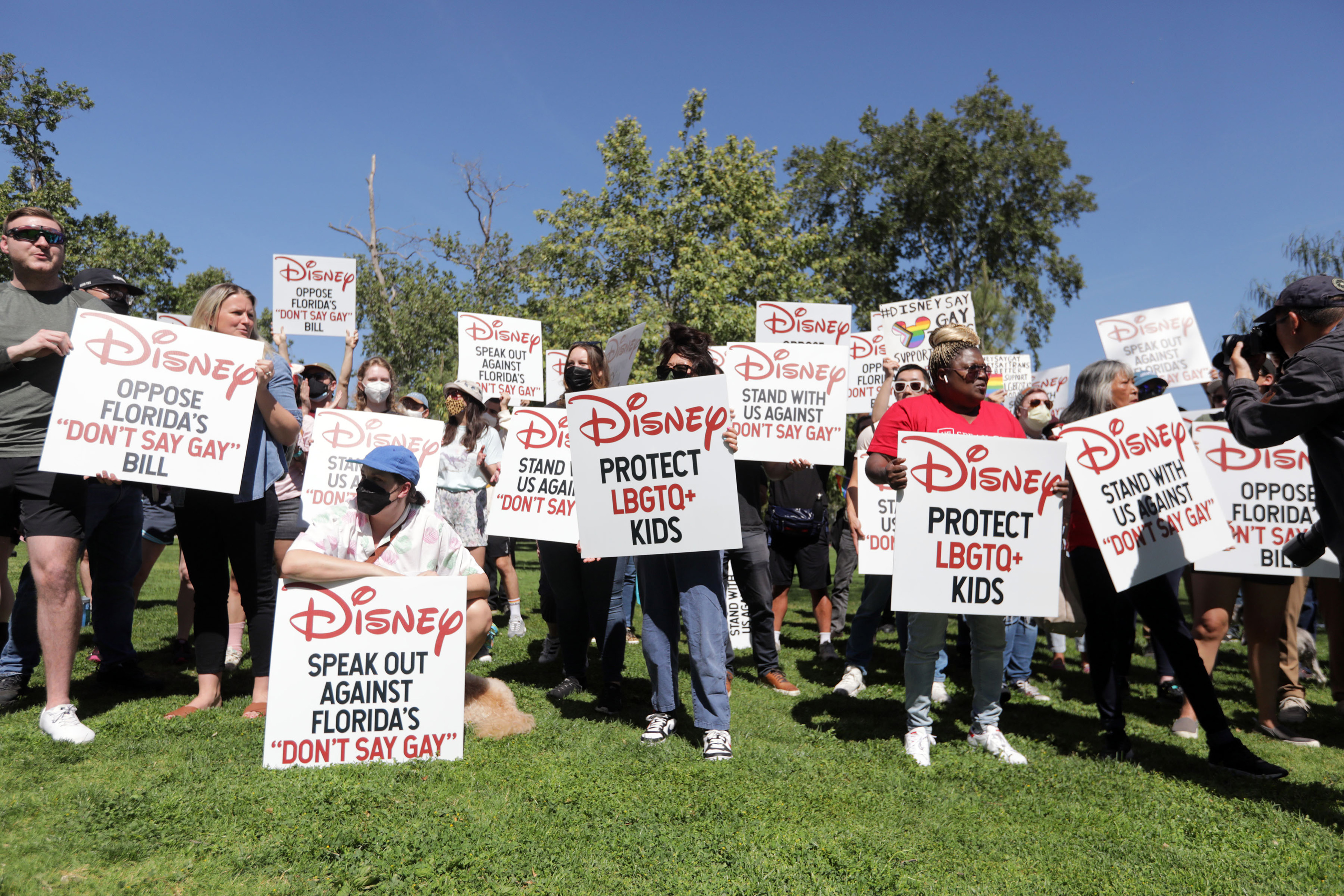 Empleados y partidarios de Disney en Burbank, California, se manifiestan contra la reacción de la empresa ante un nuevo proyecto de ley de Florida que restringe las conversaciones sobre orientación sexual e identidad de género en las aulas de clase, el 22 de marzo de 2022. (Foto Prensa Libre: J. Emilio Flores/The New York Times)