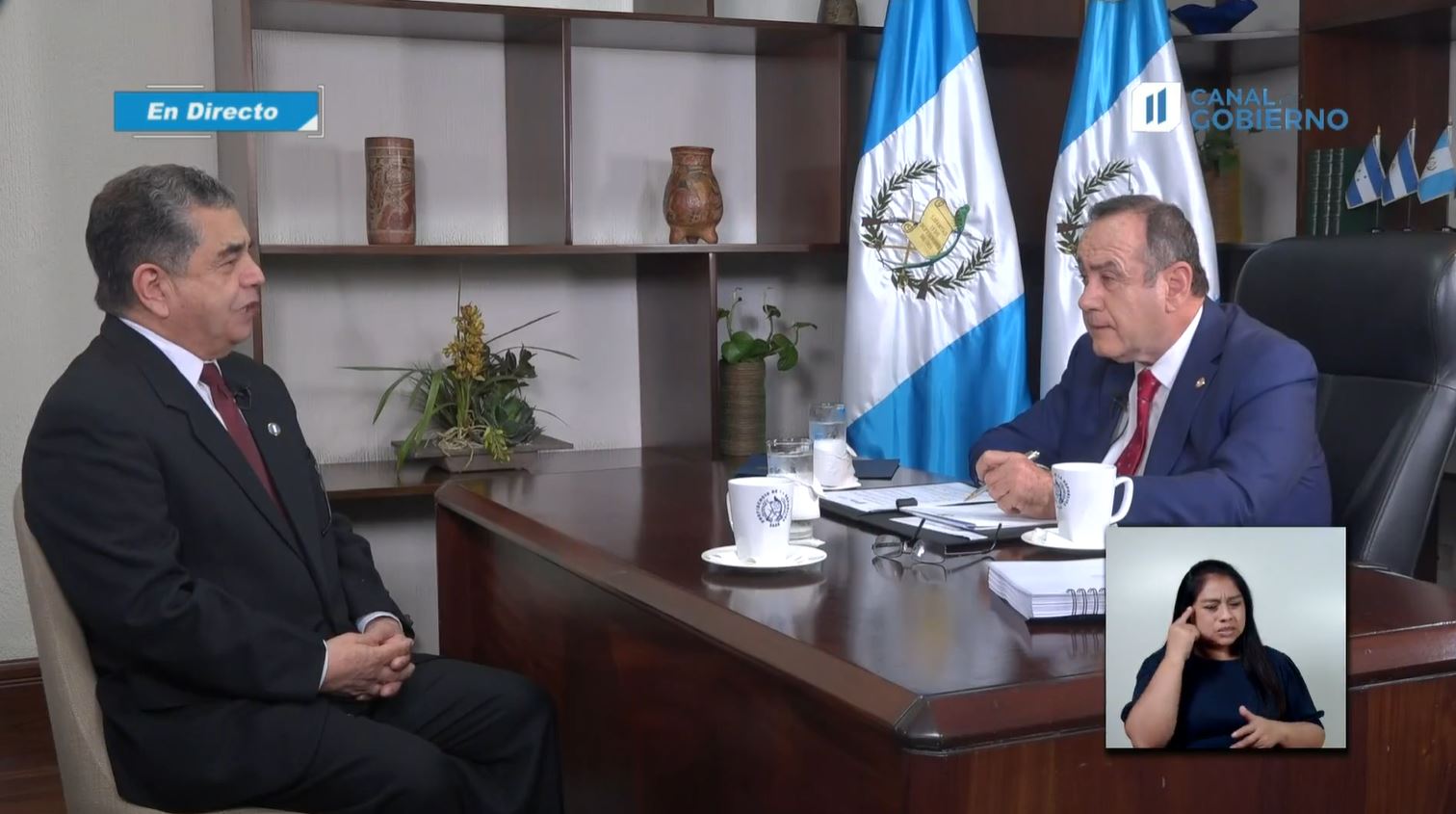 Néctor Guilebaldo de León Ramírez, aspirante a fiscal general, participa en una entrevista con el presidente Alejandro Giammattei. (Foto Prensa Libre: Captura de pantalla)