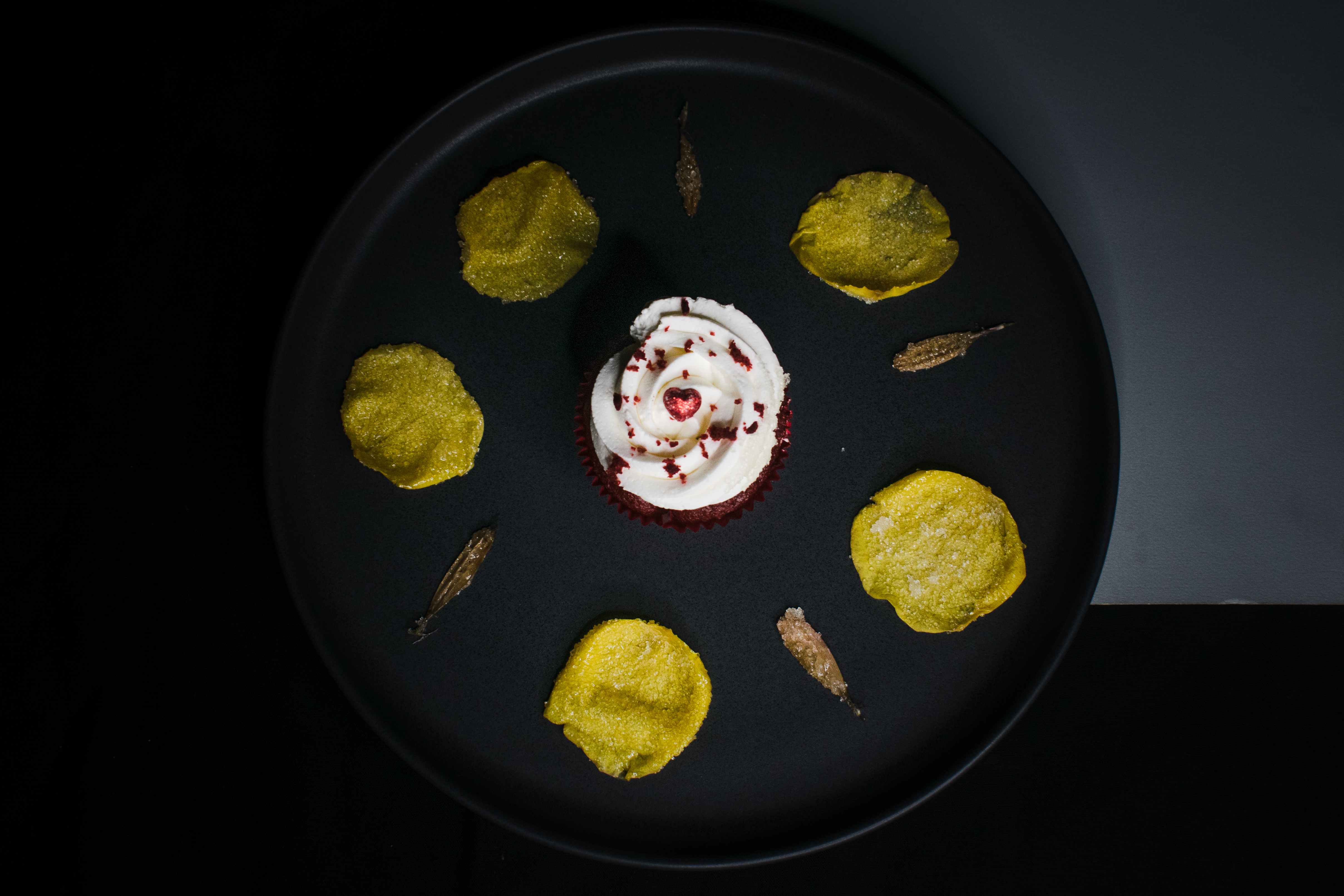 Cupcakes de red velvet, preparados por el chef y repostero Pablo Pacheco Soto, para conmemorar el Día de la Madre de una manera especial. (Foto Prensa Libre, cortesía de Daniel Pacheco)