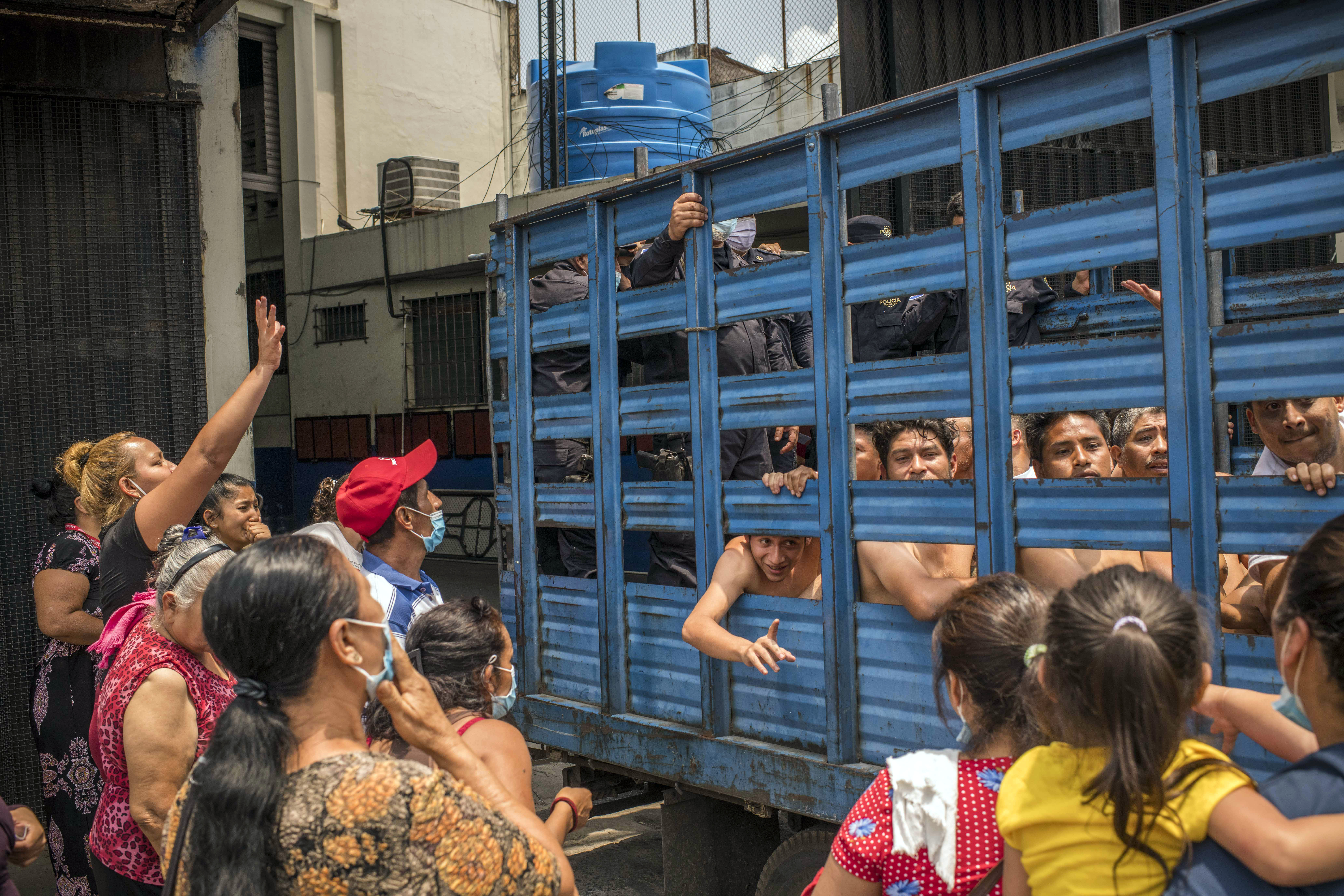 Familiares de reclusos observan cómo son trasladados de El Penalito a otro centro penitenciario en San Salvador el 17 de abril de 2022. (Foto Prensa Libre: Daniele Volpe/The New York Times)