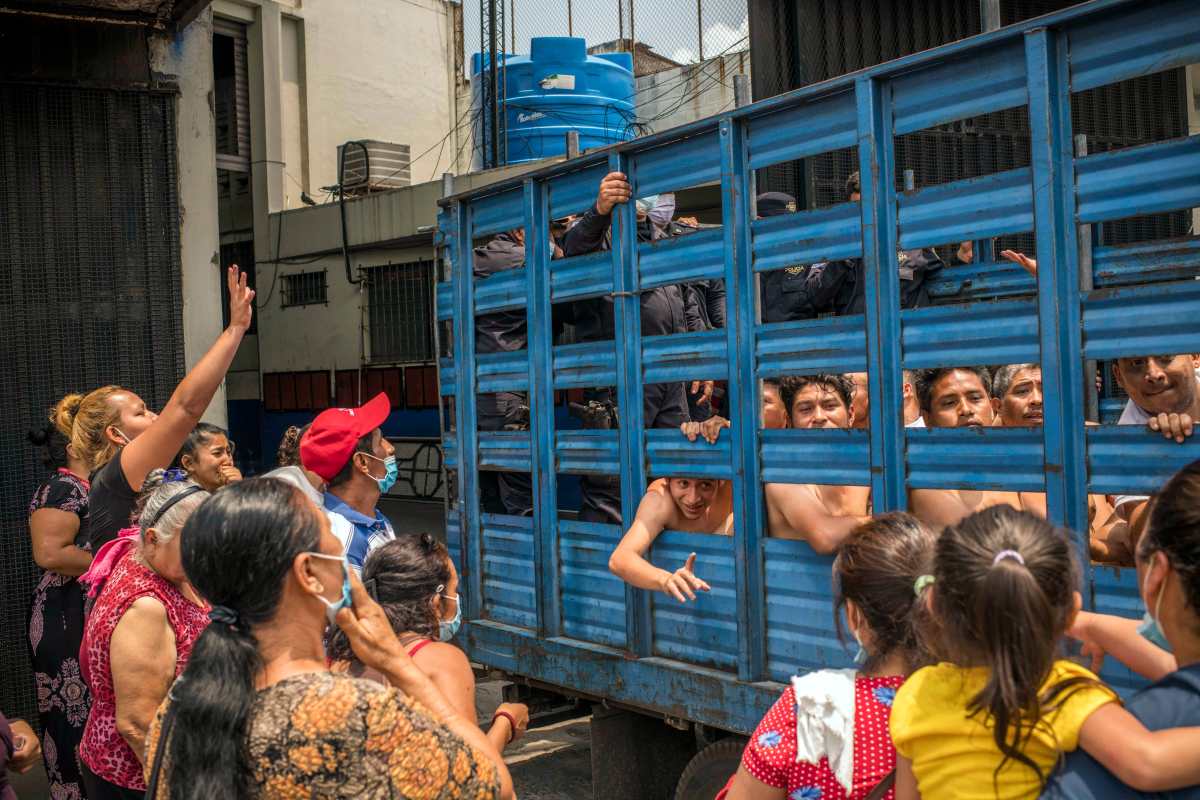 Familiares esperan noticias de detenidos en El Salvador