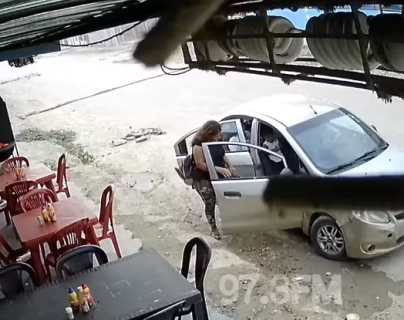Video: el momento en que sicarios ultiman a un hombre en un vehículo frente a su familia