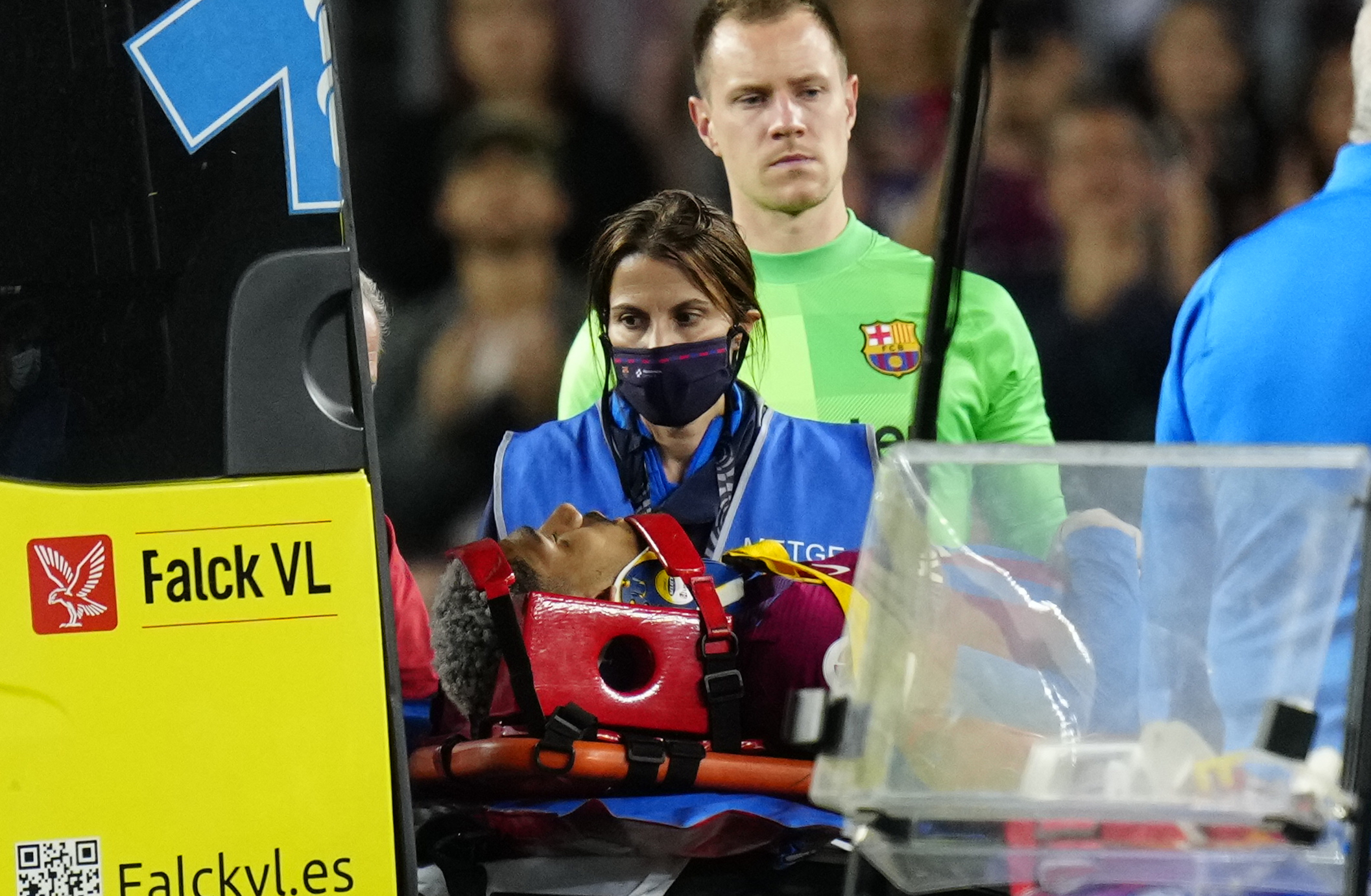El defensa uruguayo del FC Barcelona, Ronald Araujo, es retirado del terreno de juego en la uvi móvil tras recibir un golpe durante el encuentro correspondiente a la jornada 36 de primera división que disputan hoy martes frente al Celta en el estadio del Camp Nou, en Barcelona. (Foto Prensa Libre: EFE) 