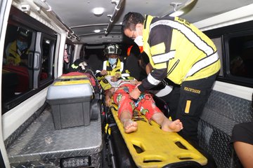 Bomberos Voluntarios atendieron a niñas que están refugiadas en una casa hogar a cargo de la Secretaría de Bienestar Social de la Presidencia. (Foto Prensa Libre Bomberos Voluntarios)