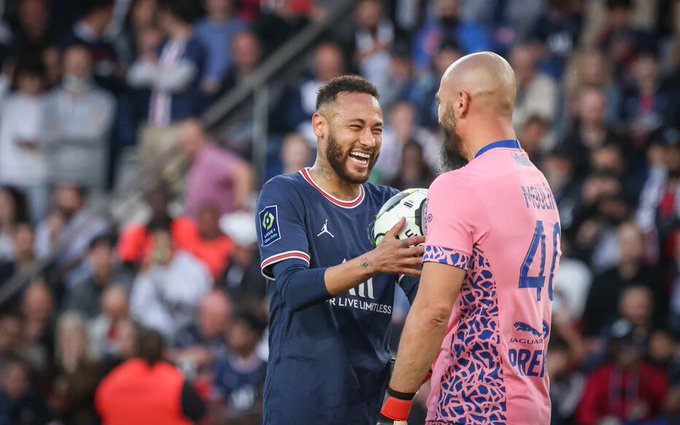 La petición del portero del Troyes que hizo estallar de risa a Neymar del PSG antes de patear un penalti