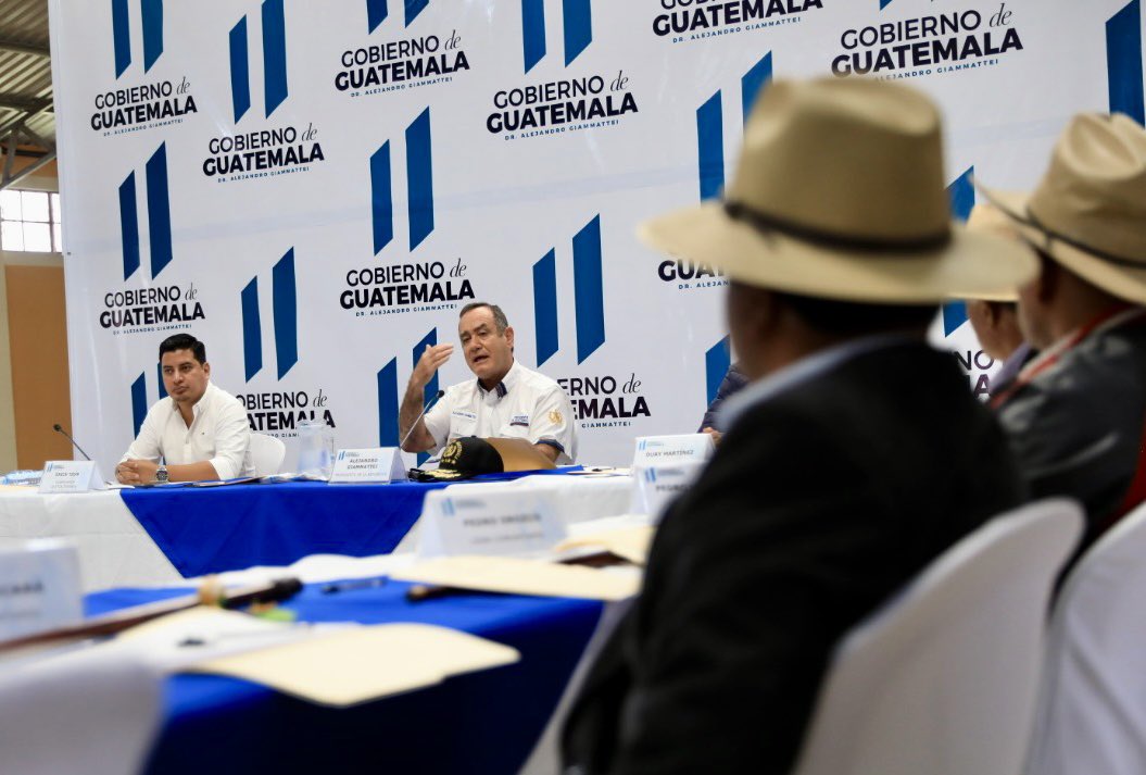 El presidente Alejandro Giammattei se reunió en Quetzaltenango con autoridades indígenas del Valle del Palajunoj. (Foto Prensa Libre: Tomada de @DrGiammattei)