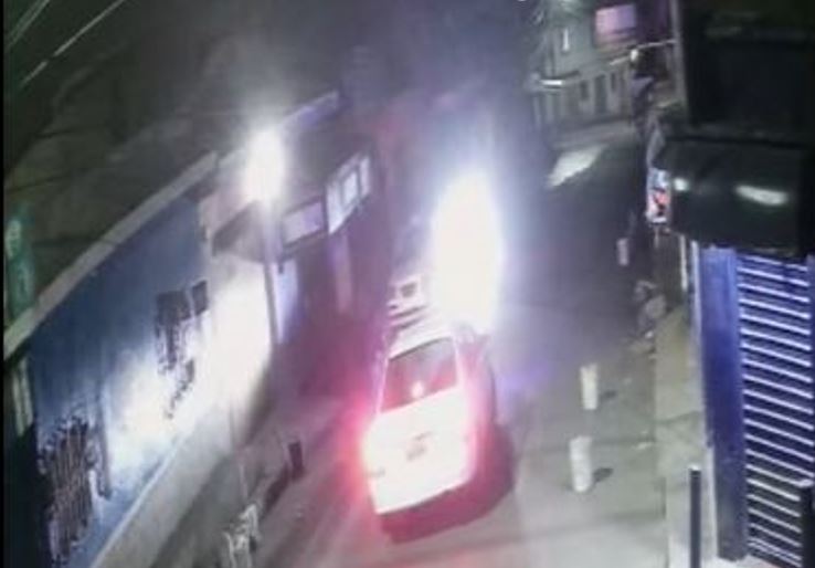 Video: Vehículo circula en contra de la vía y arrolla a dos personas que viajaban en motocicleta