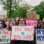 Manifestantes por el derecho al aborto cerca de la Corte Suprema en Washington, el 8 de mayo de 2022. (Foto Prensa Libre: Shuran Huang/The New York Times)