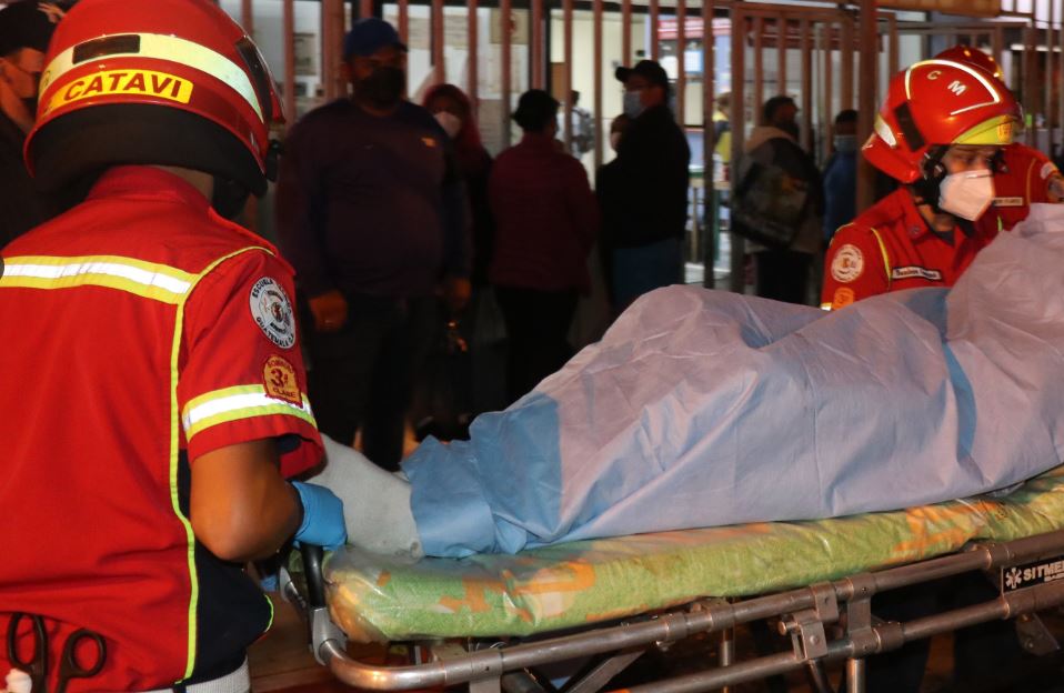 Socorristas atienden a personas heridas en velorio en la zona 16 de la capital. (Foto Prensa Libre: Bomberos Municipales) 