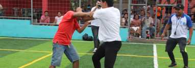 Dos hombres de liaron a golpes en la primera edición de las pelas estilo Chivarreto, Totonicapán, que se llevaron a cabo en San Gabriel Suchitepéquez este 8 de mayo. Foto Prensa Libre: Marvin Túnchez.