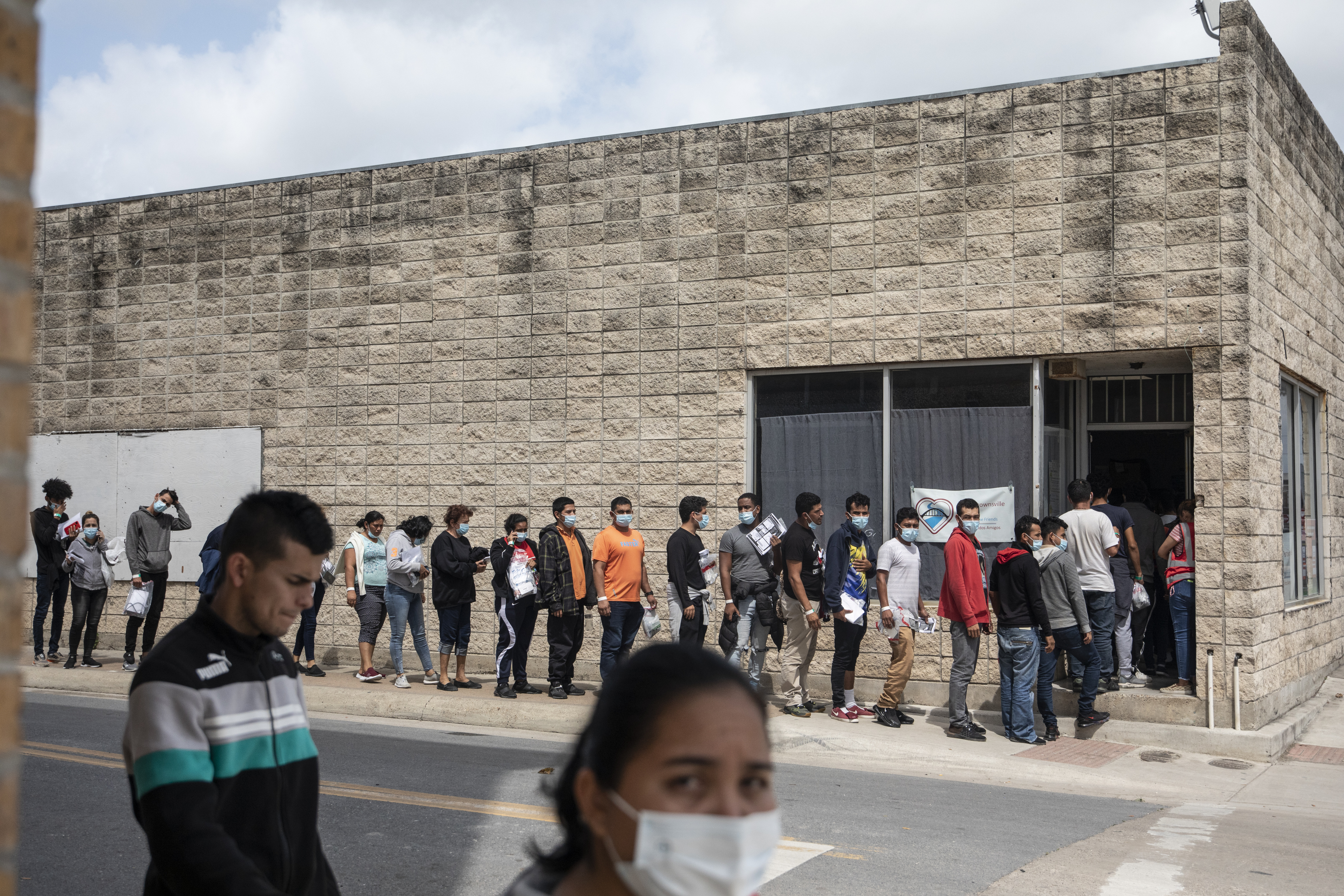Un centro de bienvenida que proporciona alimentos, agua, orientación para viajar y otros elementos esenciales a los migrantes recientemente liberados de la custodia de la Patrulla Fronteriza, en Brownsville, Texas, 2 de mayo de 2022. (Foto Prensa Libre: Kirsten Luce/The New York Times)