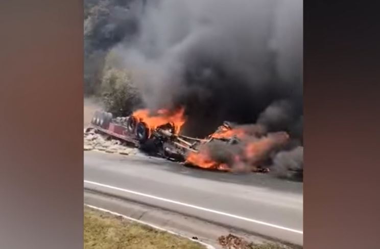 Video: Así fue consumido por las llamas tráiler que se accidentó en la ruta Interamericana