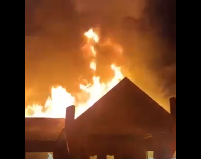 Videos: Incendio consume un inmueble en la ruta Interamericana y así fue la labor de los bomberos