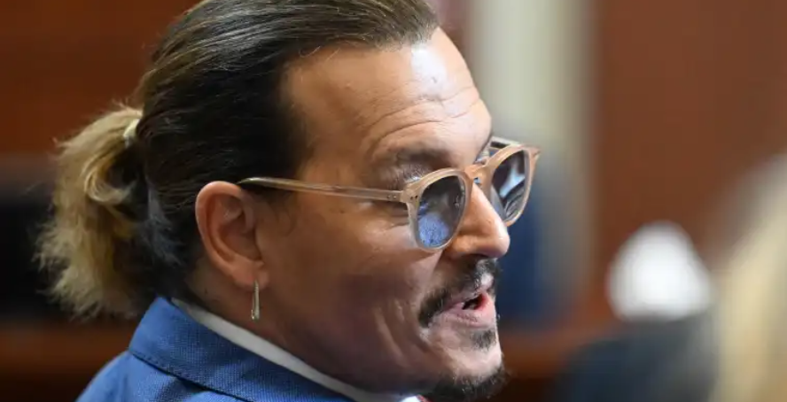 El juicio entre Johnny Depp y Amber Heard continúa produciendo momentos gracioso dentro de los tribunales. (Foto Prensa Libre: AFP)