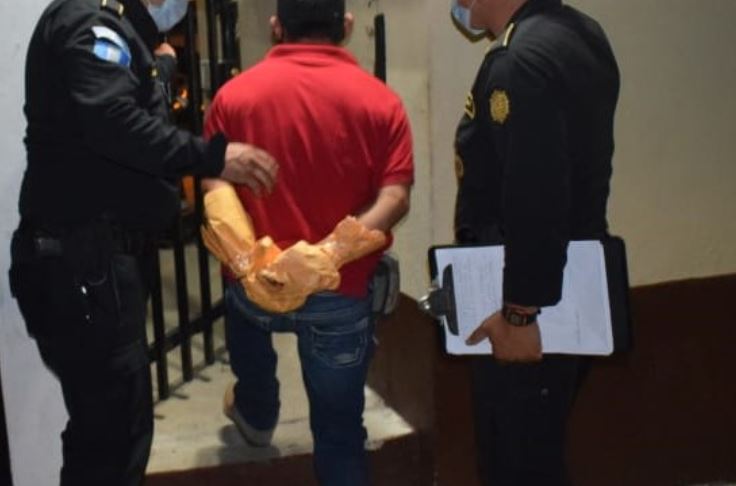 El hombre que cortó la luz en un servicio religioso y atacó a su esposa en la oscuridad con un machete