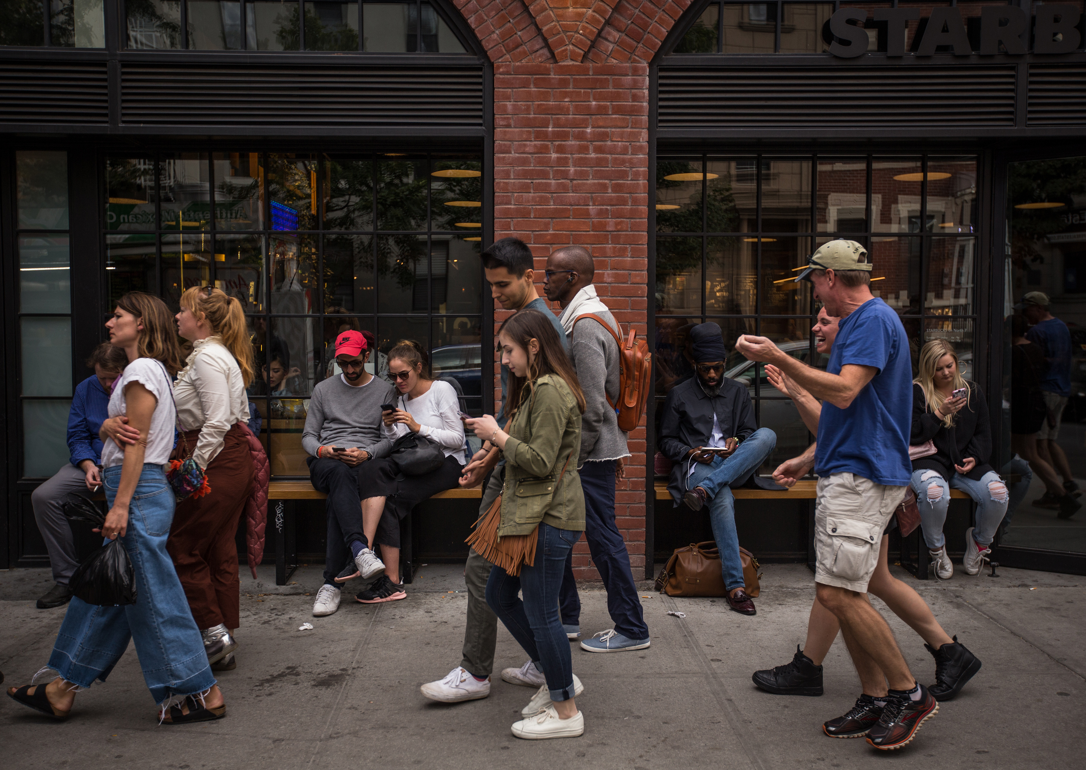 Personas con teléfonos inteligentes en Nueva York, el 9 de septiembre de 2017. (Foto Prensa Libre: Ali Asaei/The New York Times).