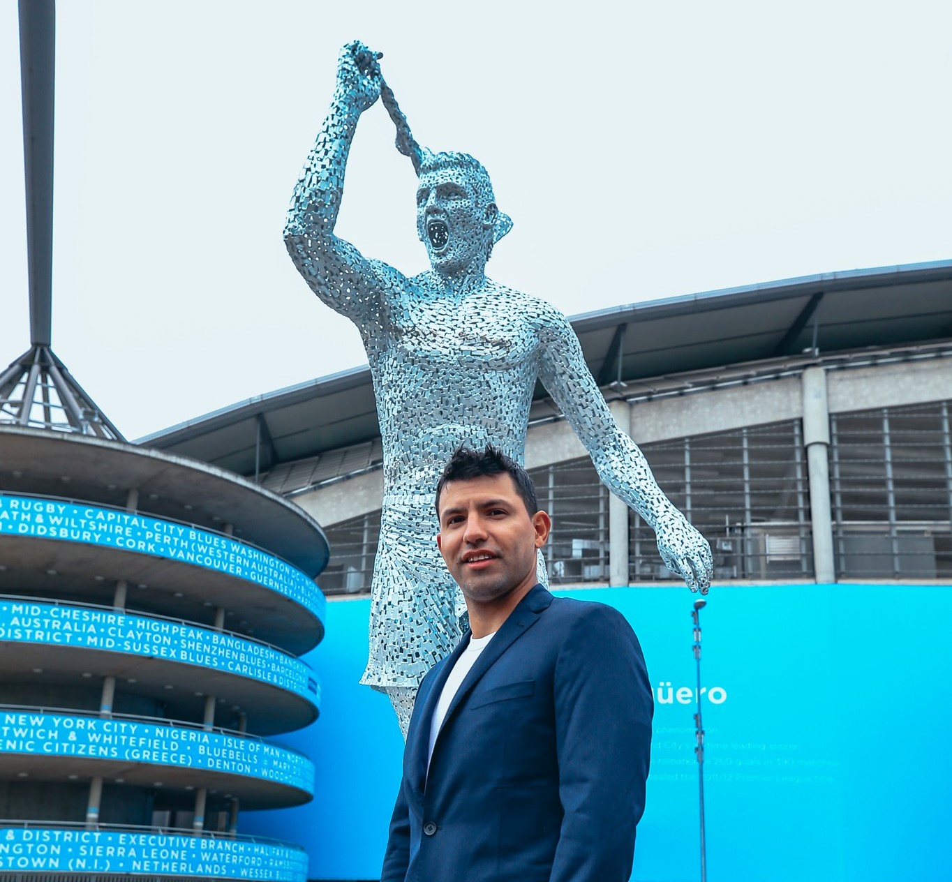 Sergio Agüero posa junto a su estatua que está en una las entradas del Etihad Stadium. (Foto Prensa Libre: Manchester City)