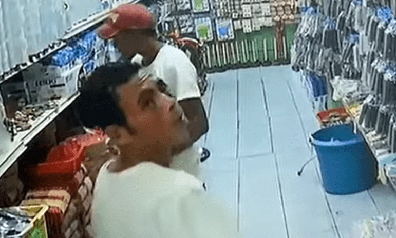 Video: Así operan dos hombres y una mujer para robar mercadería en comercio de Petén