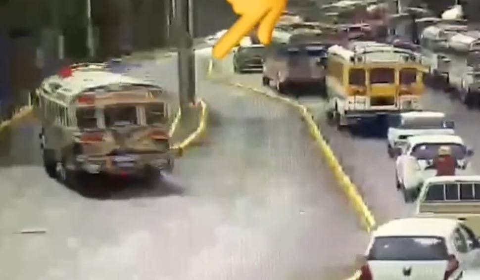 Video: La peligrosa maniobra que hizo un bus para no chocar contra pasarela y la PMT busca identificar al conductor