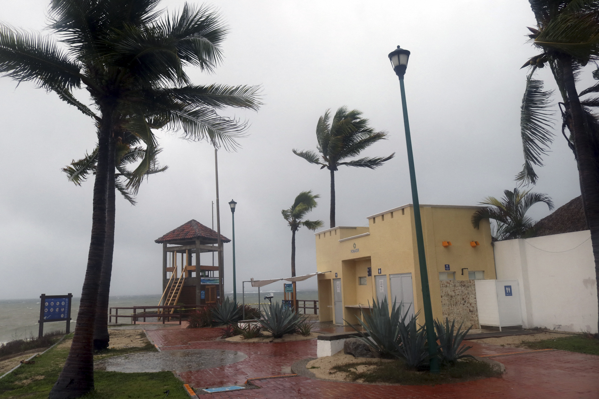 Puerto Ángel recibe numerosos turistas al año y ahora es impactada por el huracán Agatha. (Foto Prensa Libre: AFP)