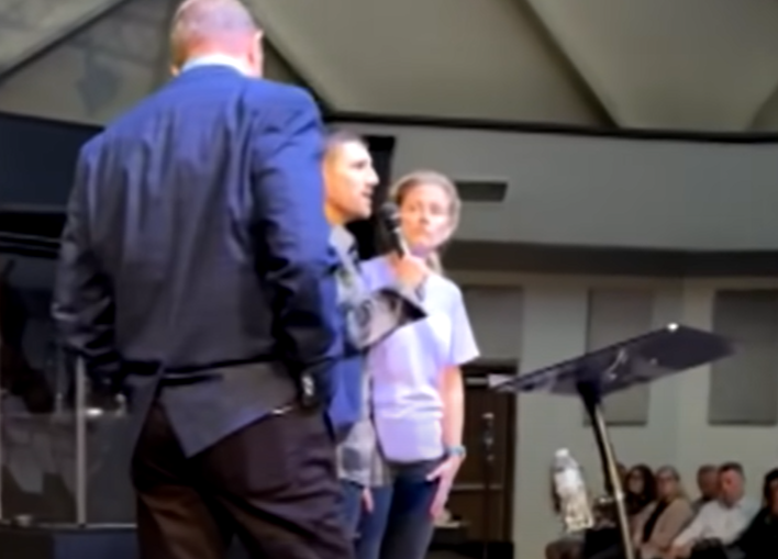 Video del momento en que pastor confiesa haber abusado de una mujer y víctima lo confronta frente a la congregación