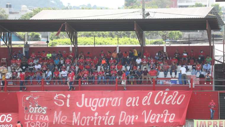 La afición ha dicho presente en el estadio Santa Lucía. (Foto Prensa Libre: Douglas Suruy)
