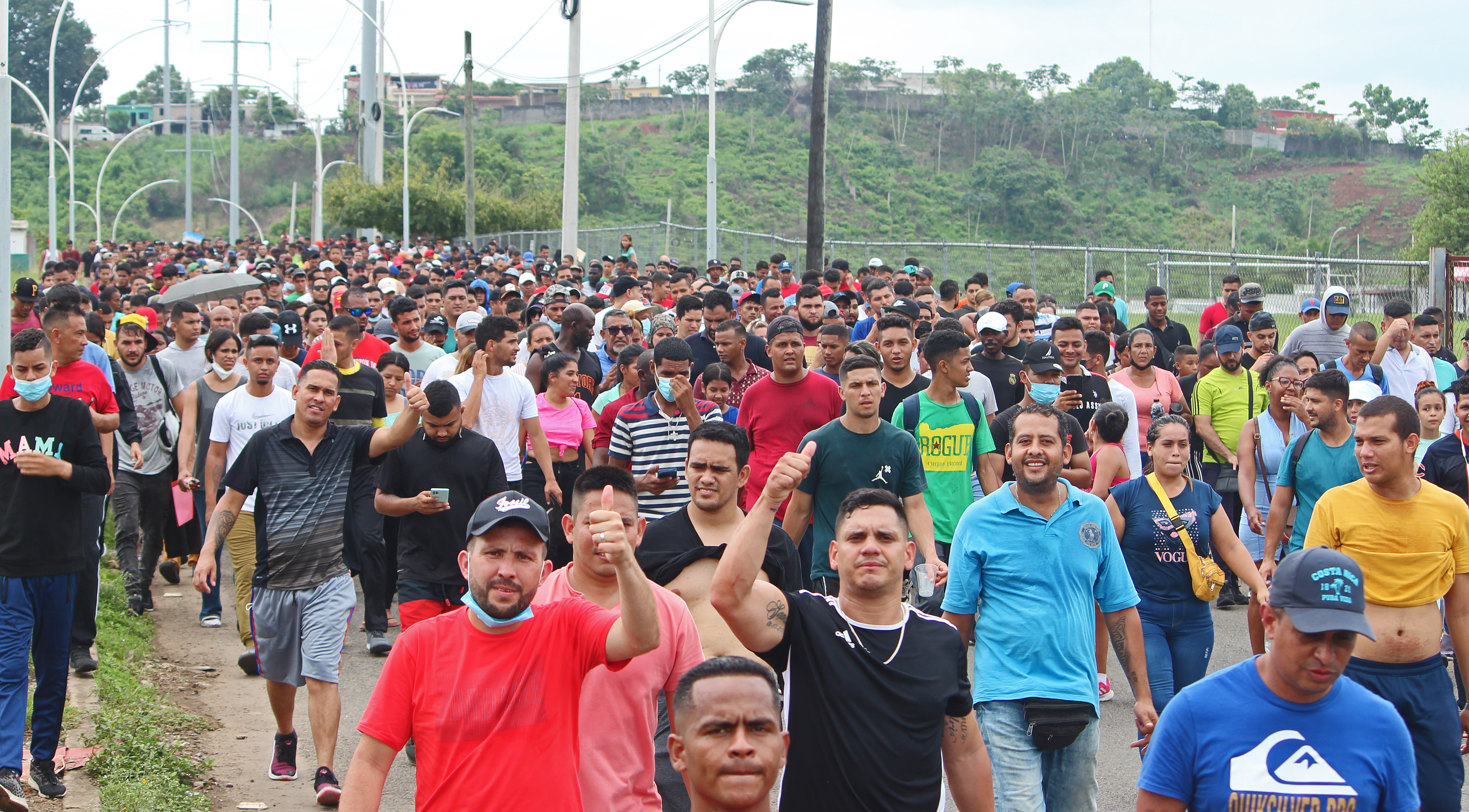 Miles de migrantes buscan regularizar su situación en México, pero mientras tanto permanecen en Tapachula, Chiapas. (Foto Prensa Libre: EFE)