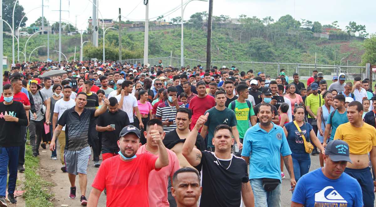 Miles de migrantes amenazan con nueva caravana en la frontera entre México y Guatemala si autoridades no les facilitan visas