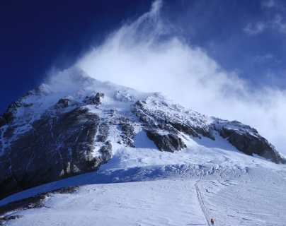 Montañistas buscan la ruta más segura para ascender al Everest