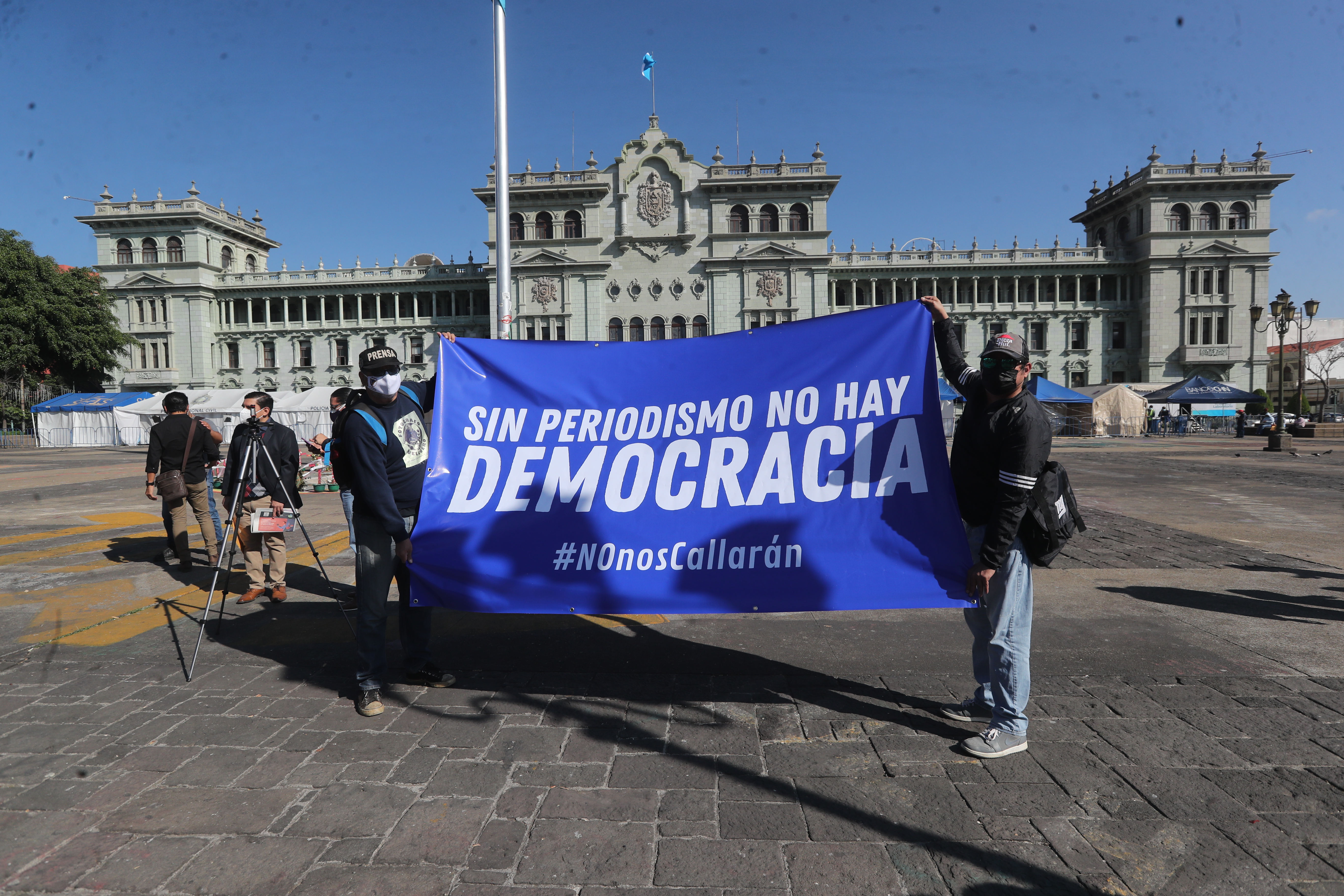 Marcha del Día del Periodista en Casa Presidencial, en donde varios medios exigen libertad de expresión el 30 de noviembre de 2021.
(Foto Prensa Libre: Érick Ávila)