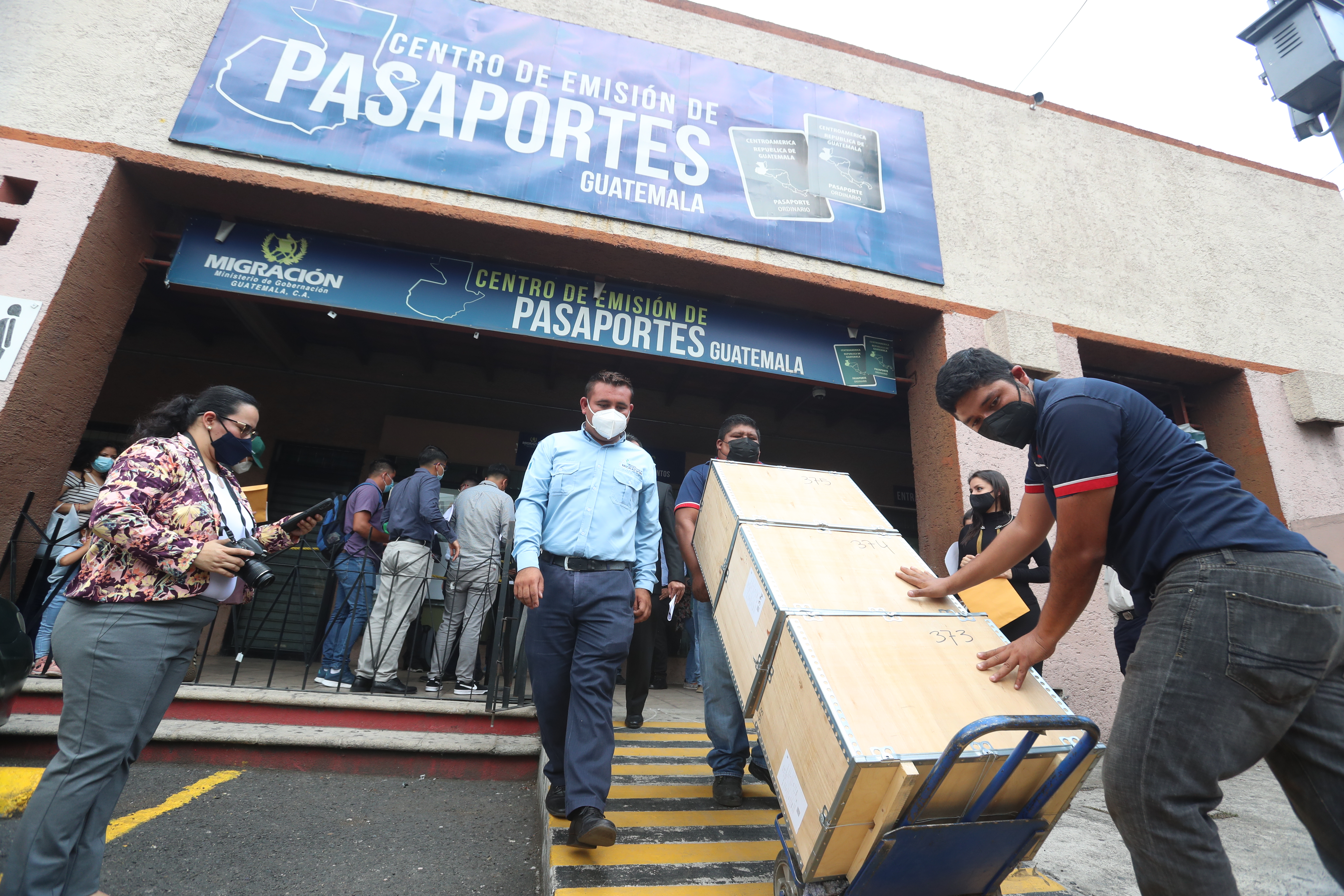 A inicios de mayo, Migracion envió 50 mil cartillas a EE. UU., en junio sumó 15 mil, pero la cantidad es insuficiente ante la enorme demanda de pasaportes. (Foto Prensa Libre: Juan Diego González)