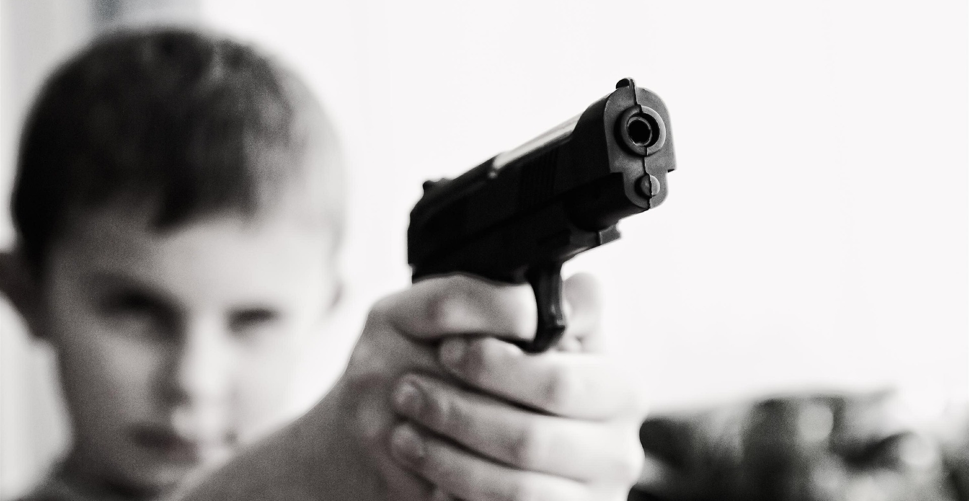 Fotografía de un niño con un arma